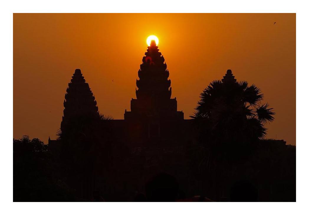 ព្រះអាទិត្យរះទ្បើងចំកំពូលកណ្តាល នៃប្រាសាទអង្គរវត្តនេះ គេឱ្យឈ្មោះថា “សមរាត្រី ឬ Equinox” ពោលគឺជា ពេលវេលាដែលថ្ងៃ និងយប់ មានរយៈពេលស្ទើរតែស្មើគ្នា