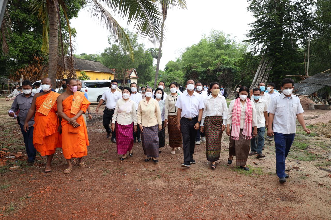 លោកជំទាវកិត្តិសង្គហបណ្ឌិត ម៉ែន សំអន អញ្ជើញថ្វាយបង្គំ ព្រះសព ព្រះមហាថេរបញ្ញានន្ទោ សំ បុណ្យសាន្ដ