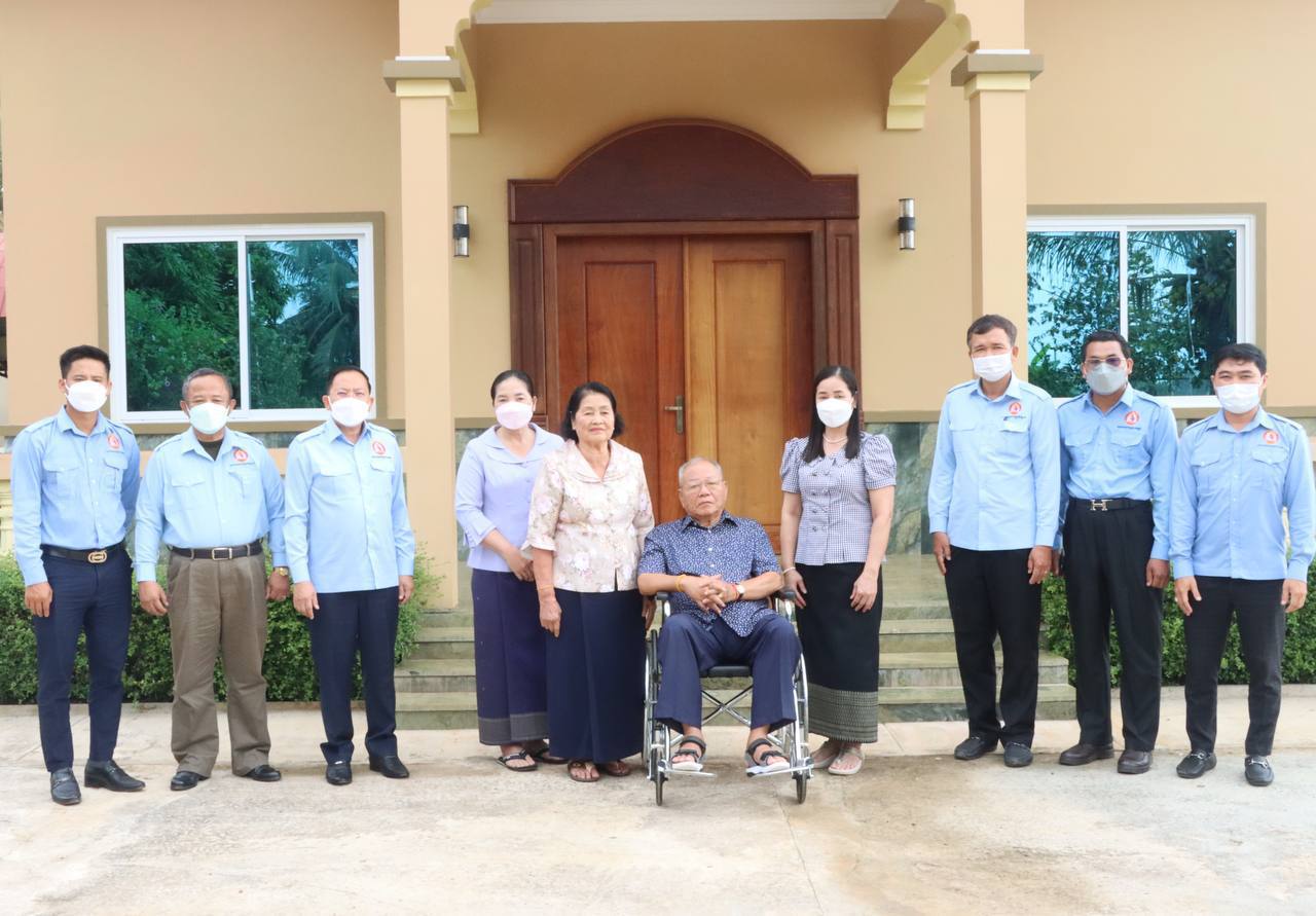 តំណាង ឯកឧត្តមបណ្ឌិត ហ៊ុន ម៉ាណែត និងលោកជំទាវ ពេជ ចន្ទមុន្នី អញ្ជើញសួរសុខទុក្ខ ឯកឧត្តម អ៊ុន នឹង ដែលកំពុងមានជំងឺសំរាកព្យាបាលនៅគេហដ្ឋាន