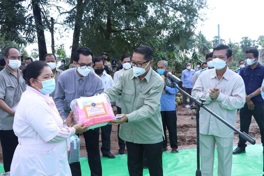 ប្រជាពលរដ្ឋ រងគ្រោះដោយខ្យល់កន្ទាក់ ១៨៣គ្រួសារ ទទួលបាន ព្រះរាជឣំណោយ សម្តេច ព្រះមហាក្សត្រី និង ព្រះមហាក្សត្រនៃព្រះរាជាណាចក្រ កម្ពុជា