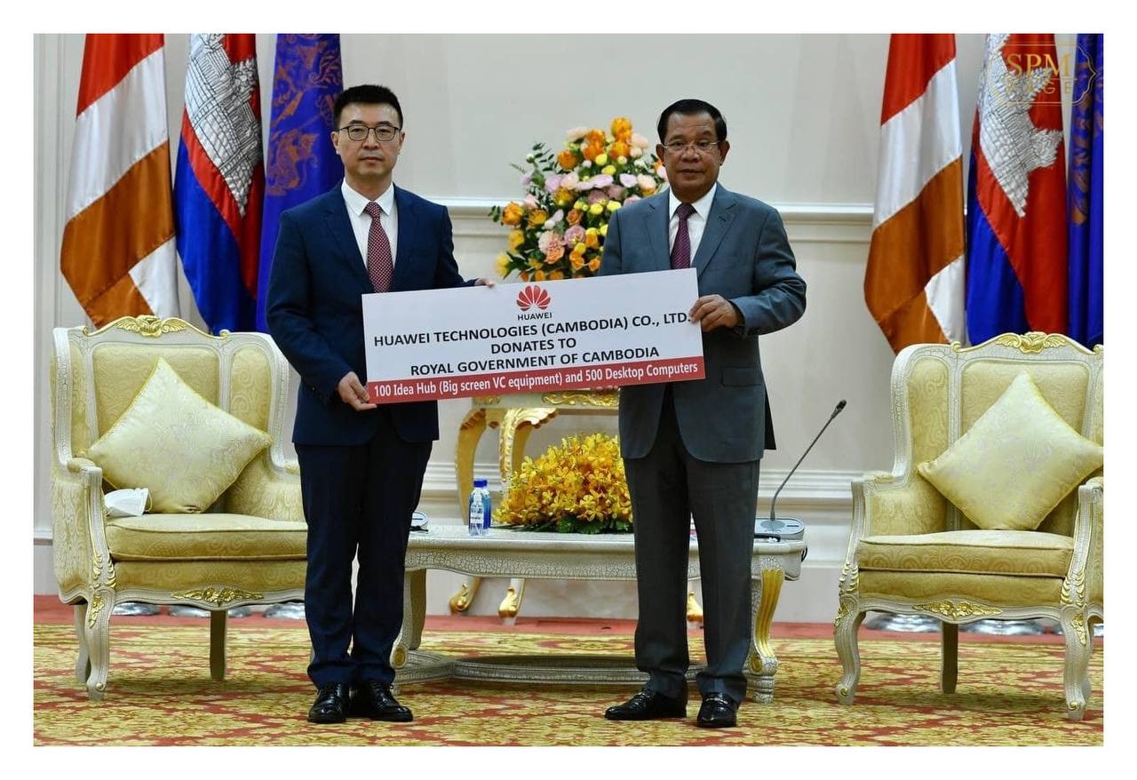 ប្រធានក្រុមហ៊ុន Huawei ប្រចាំតំបន់ប៉ាស៊ីហ្វិក លោក Lin Baifeng ផ្តល់ជូនសម្ដេចតេជោនូវគ្រឿងបរិក្ខា ដែលមានជាក្តាដែលអាចសរសេរបាន
