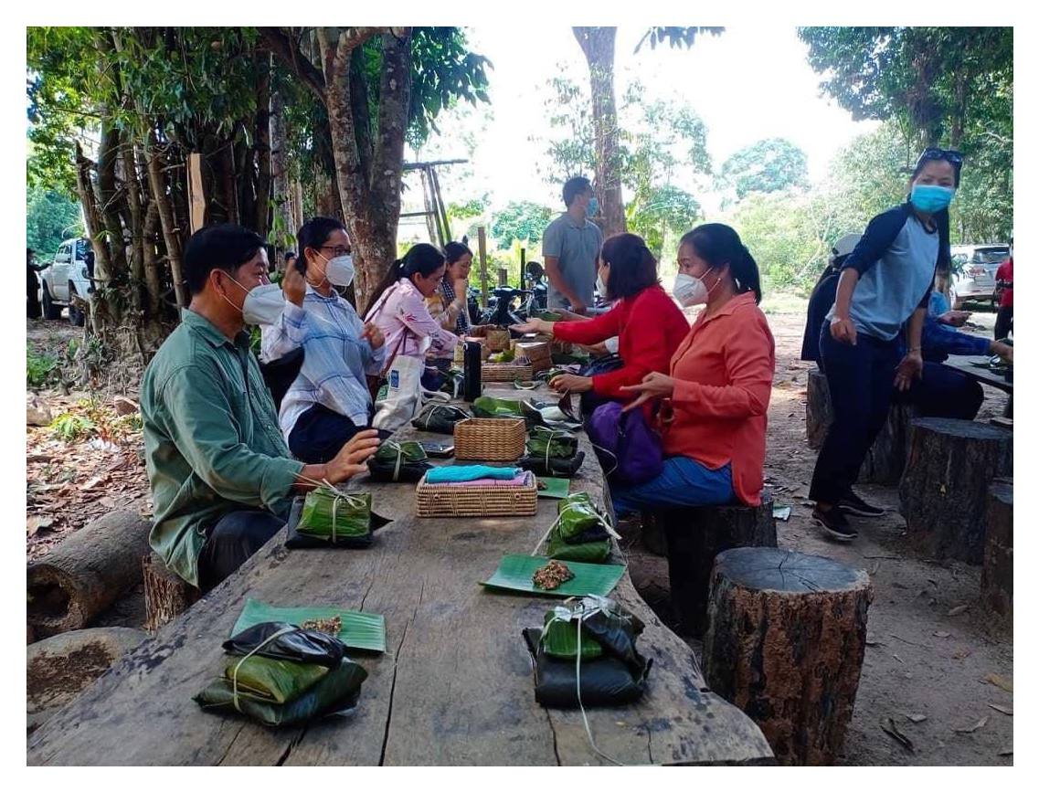 សហគមន៍តំបន់ការពារធម្មជាតិព្រៃធំអន្លង់ធំ (ភ្នំគូលែន) កំពុងបម្រើសេវាកម្មម្ហូបអាហារជូនភ្ញៀវទេសចរណ៍ជាតិ និងអន្តរជាតិដោយការវេចខ្ចប់ជាមួយនិងស្លឹកចេក ឬ ស្លឹកឈូក ជំនួសប្លាស្ទិក