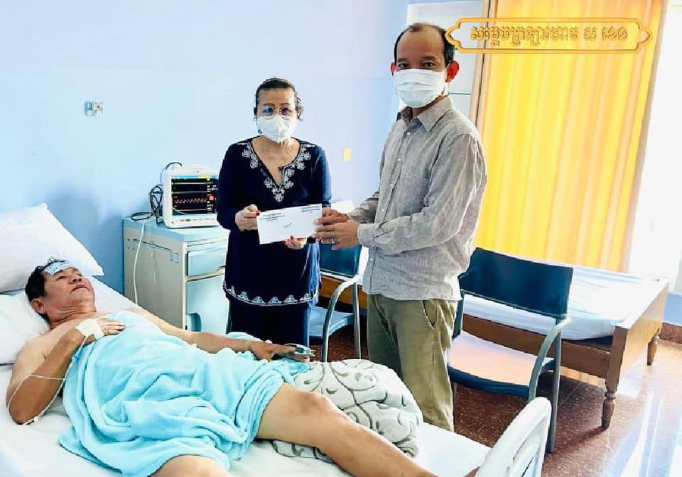 ថវិកាចំនួន5000$ របស់សម្តេចក្រឡាហោម ស ខេង និងលោកជំទាវត្រូវបានប្រគល់ជូនលោកវិរៈសិល្បៈករ ព្រហ្ម ម៉ាញ ដែលកំពុងស្ថិតក្នុងការព្យាបាលជំងឺលើសឈាម