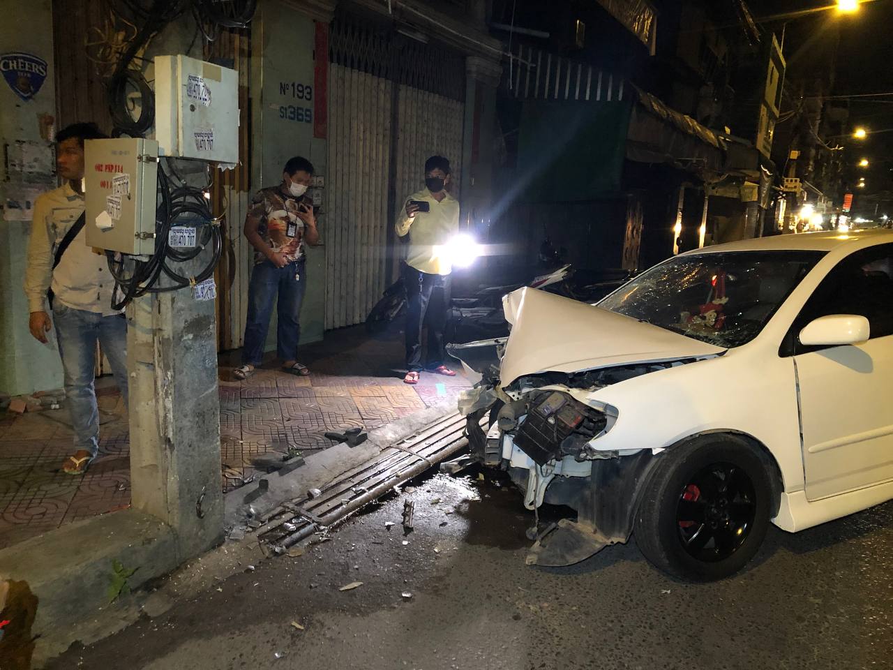 រថយន្ត Corolla S បេីកគេចពីម៉ូតូជិះកាត់ពីមុខ  ក៏ចង្កូតទៅបុកបង្គោលភ្លេីងបណ្ដាលឲ្យរងការខូចខាតយ៉ាងដំណំ