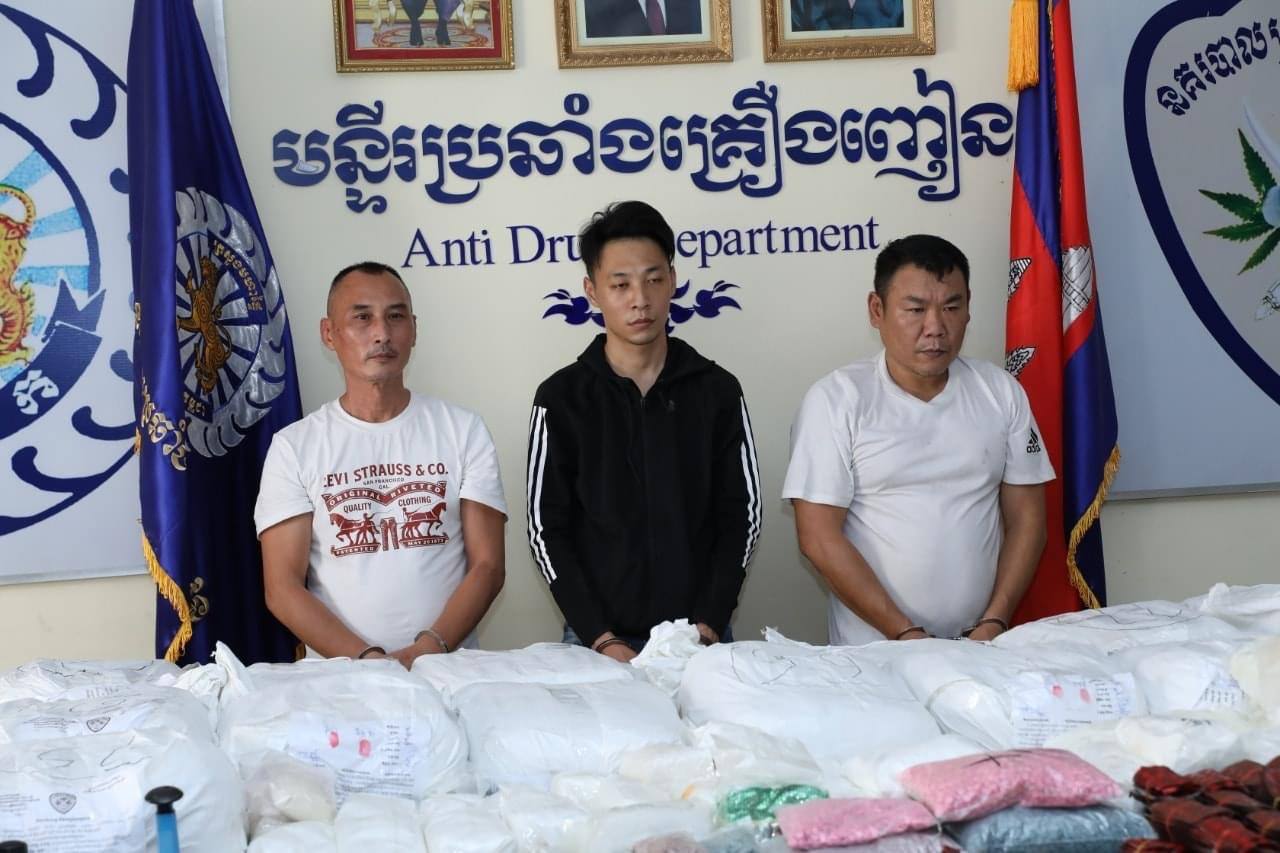 ក្រុមឧក្រិដ្ឋជនចំនួន  ៣នាក់ ដែលប៉ុនប៉ងដឹកជញ្ជូនគ្រឿងញៀនជិត ៦០០គីឡូក្រាមឆ្លងដែន តាមផ្លូវសមុទ្រចេញទៅប្រទេសទី៣  ត្រូវកម្លាំងសមត្ថកិច្ចជំនាញឆ្មក់បង្ក្រាប