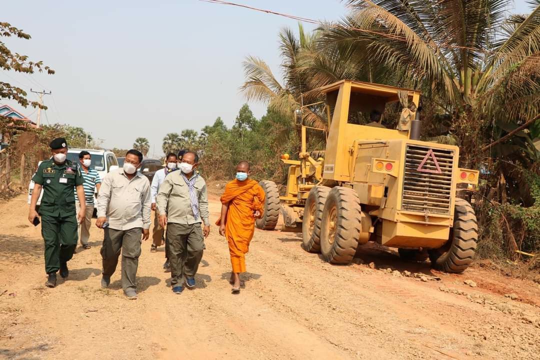 អាជ្ញាធរខេត្តប្រែក្លាយផ្លូវក្រាលដីក្រួសក្រហមពីរខ្សែនៅសង្កាត់ភ្នៀត និងសង្កាត់កោះពងសត្វ ឱ្យក្លាយជាផ្លូវក្រាលកៅស៊ូ