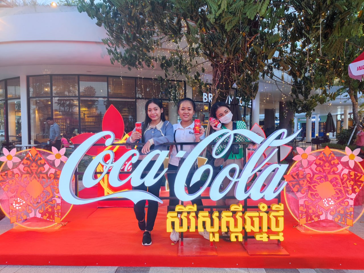 ក្រុមហ៊ុន កូកា-កូឡា ដាក់ចេញយុទ្ធនាការ “សិរីសួស្តីចូលផ្ទះរីករាយបុណ្យចូលឆ្នាំថ្មីប្រពៃណីខ្មែរ” ជូនដល់អតិថិជននៅកម្ពុជា