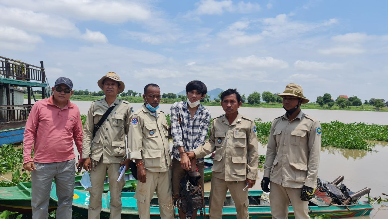 ព្រះរាជអាជ្ញាអមសាលាដំបូងខេត្តកំពង់ឆ្នាំង ដឹកនាំកម្លាំង ចុះបង្ក្រាប និងឃាត់ខ្លួនជនសង្ស័យ ពាក់ព័ន្ធករណី នេសាទខុសច្បាប់
