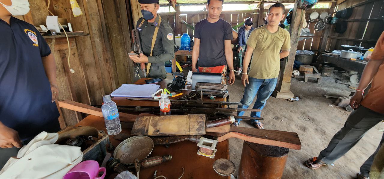 ជនសង្ស័យចំនួន ៣នាក់ ត្រូវបានចាប់ឃាត់ខ្លួនដោយកម្លាំងកងរាជអាវុធហត្ថស្រុកជាំក្សាន្ត