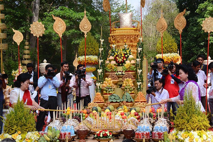 តើត្រូវរៀបចំរណ្តាប់បែបណាឱ្យត្រឹមត្រូវតាមក្បួនតម្រាដើម្បីទទួលទេវតាឆ្នាំថ្មី ដែលបន្តវេនពីទេវតាឆ្នាំចាស់?  (មានវីដេអូ)