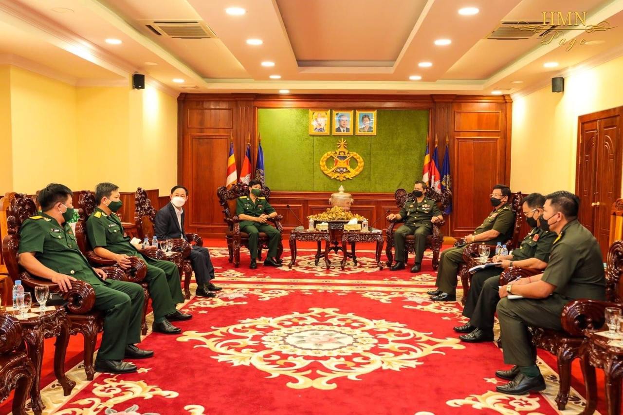 មេបញ្ជាការកងទ័ពជើងគោកជួបជាមួយមេបញ្ជាការរងកងទ័ពទី៤ នៃកងទ័ពប្រជាជនវៀតណាម 