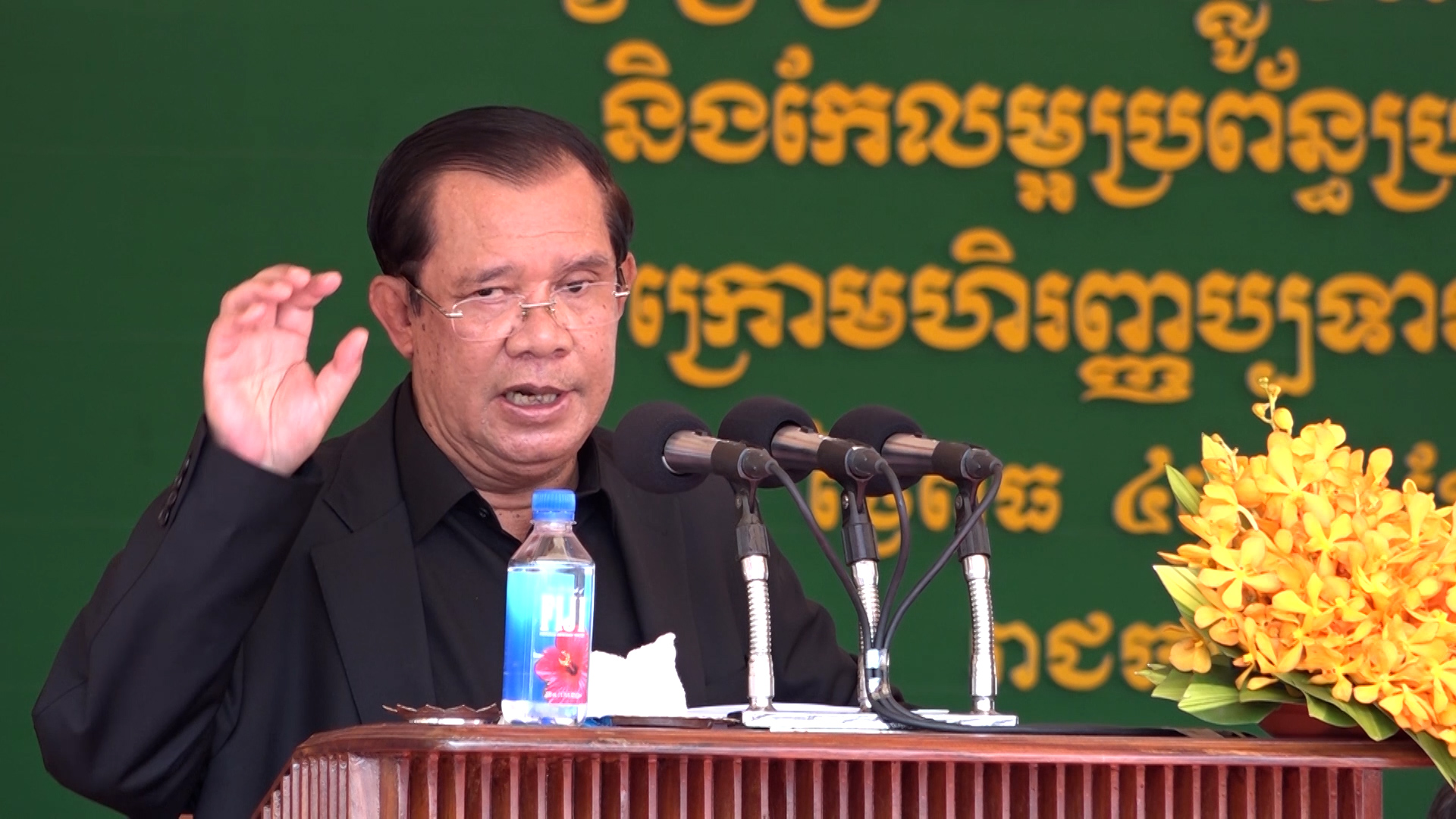 សម្តេចតេជោ ហ៊ុន សែន បញ្ជាក់ថា បើគ្មានសន្តិភាពទេកុំសង្ឃឹមថាទៅលេងនៅកន្លែងណាបាន ហើយមិនអាចនិយាយអំពីប្រជាធិបតេយ្យ និងសិទ្ធិមនុស្សបានទេ