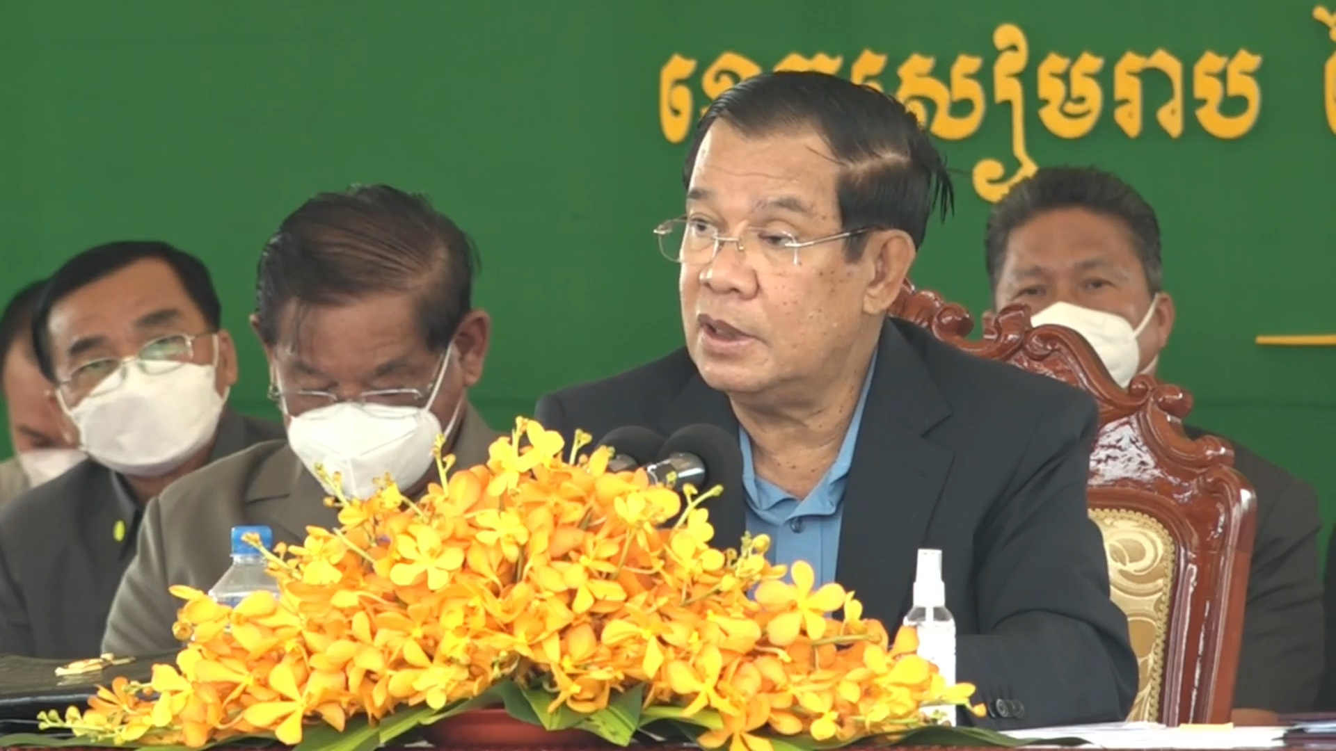សម្តេចតេជោ ហ៊ុន សែន បានថ្លែងពន្យល់ដល់បងប្អូនជនរួមជាតិខ្មែរ  ពីភាពខុសគ្នានៃការវិនិយោគអាកាសយានដ្ឋានអន្តរជាតិទាំង៣ ដែល កំពុងដំណើរការ  រួមមានព្រលានយន្តហោះភ្នំពេញ, ព្រលានយន្ត ហោះ សៀមរាប  និងព្រលានយន្តហោះព្រះសីហនុ ដែលកំពុងគ្រប់គ្រង ដោយ សារក្រុមហ៊ុនបារាំង  ជាមួយនិងព្រលានយន្តហោះសៀមរាប-អង្គរថ្មី ដែលជាការវិនិយោគ ដោយក្រុមហ៊ុនចិន។  ការសម្រេចសាងសង់ ព្រលានយន្តហោះថ្មីនេះ  ដើម្បីឆ្លើយតមតម្រូវការចាំបាច់នៃការអភិវឌ្ឍន៍ ក្នុងការទទួលនូវយន្តហោះធុនធំ  ដែលហោះក្នុងចំណាយឆ្ងាយ ឆ្លងទ្វីប។ ការថ្លែងនេះ ធ្វើឡើងងនៅព្រឹកថ្ងៃអាទិត្យ  ទី០៣ ខែមេសា ឆ្នាំ២០២២នេះ អញ្ជើញពិនិត្យវឌ្ឍនភាពនៃការសាងសង់អាកាស យាន  ដ្ឋានអន្តរជាតិសៀមរាប-អង្គរ ស្ថិតនៅក្នុងឃុំពពេល និងឃុំតាយ៉ែក  ស្រុកសូទ្រនិគម ខេត្តសៀមរាប (មានវីដេអូ)