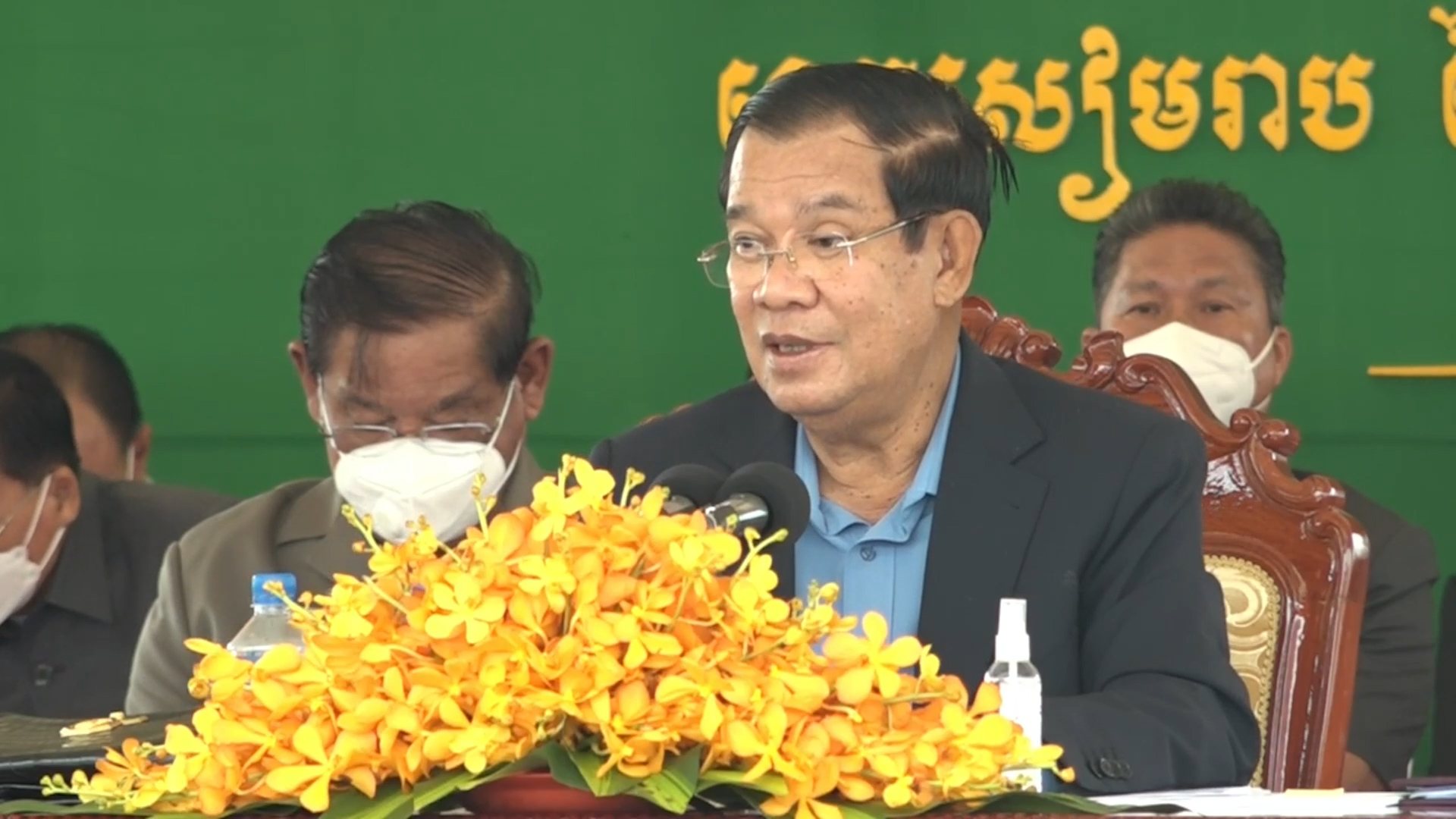 សម្តេចតេជោ ហ៊ុន សែន បានប្រកាសជាថ្មីម្ដងទៀតថា  កម្ពុជាមិនត្រូវការកង​ទ័ព​បរទេសដើម្បីមក​បោះទី​តាំងនៅក្នុងប្រទេសនោះទេ  គឺត្រូវការតែអ្នកទេស​ចរបរ​ទេសប៉ុណ្ណោះ។ ការបញ្ជាក់បែបនេះរបស់សម្ដេចតេជោ  ហ៊ុន សែន ធ្វើ​ឡើង​ដើម្បីកុំឲ្យអ្នកវិភាគមួយចំនួន  ចេះតែវិភាគ​ដោយ​គ្មានមូលដ្ឋានច្បាស់​លាស់ ឬវិភាគឲ្យតែបានហៅថាអ្នកវិភាគ  ពាក់ព័ន្ធដំណើរការសាងសង់​អាកាស​​យាន​ដ្ឋានអន្ដរជាតិសៀមរាប-អង្គរ  ដែលទទួលសិទ្ធិសាងសង់ដោយ​ក្រុមហ៊ុនចិន និងគម្រោងផ្សេងទៀត  ដែលកម្ពុជាកំពុងធ្វើការជាមួយភាគីចិន (មានវីដេអូ)