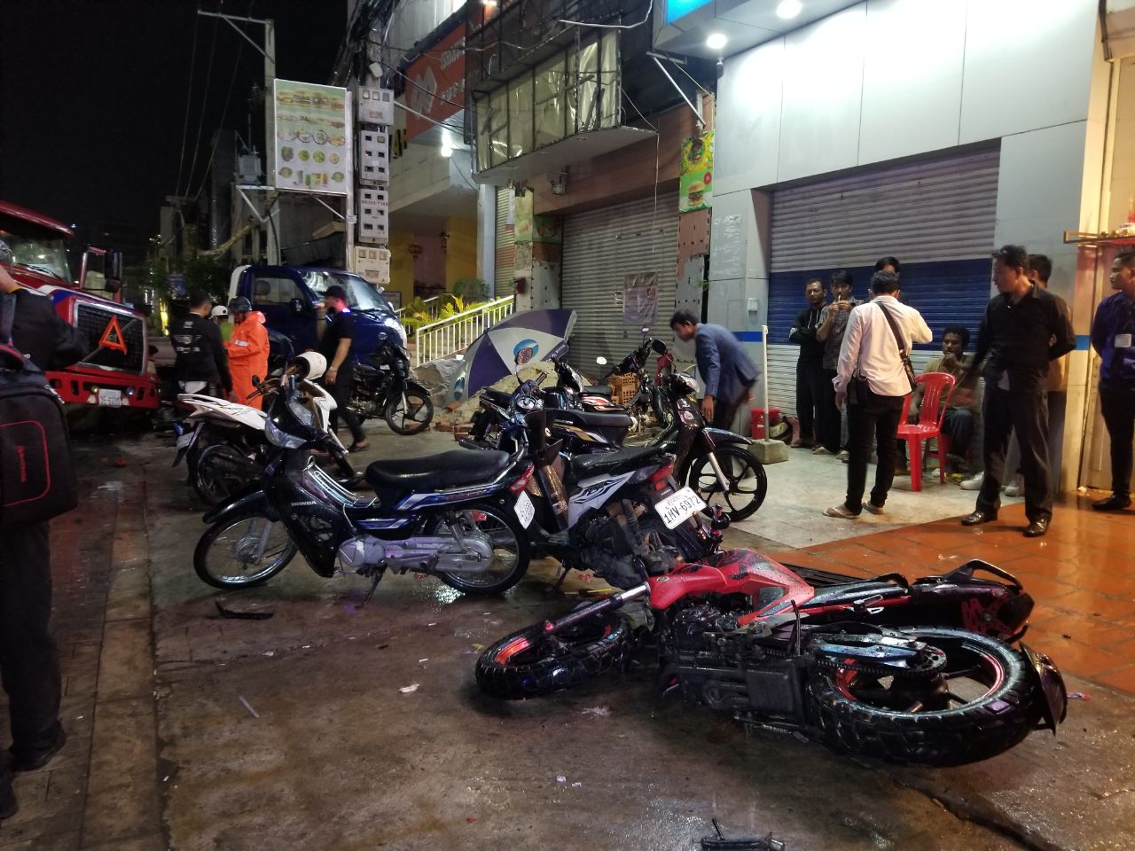 រថយន្តកុងតឺន័របើកគេចពីរថយន្តកូរ៉េ ដែលបុកបង្គោលភ្លើង ក៏ជ្រុលទៅបុករះម៉ូតូនិងរថយន្តជាង ១០គ្រឿងចតមុខKTVរងការខូចខាតយ៉ាងដំណំ