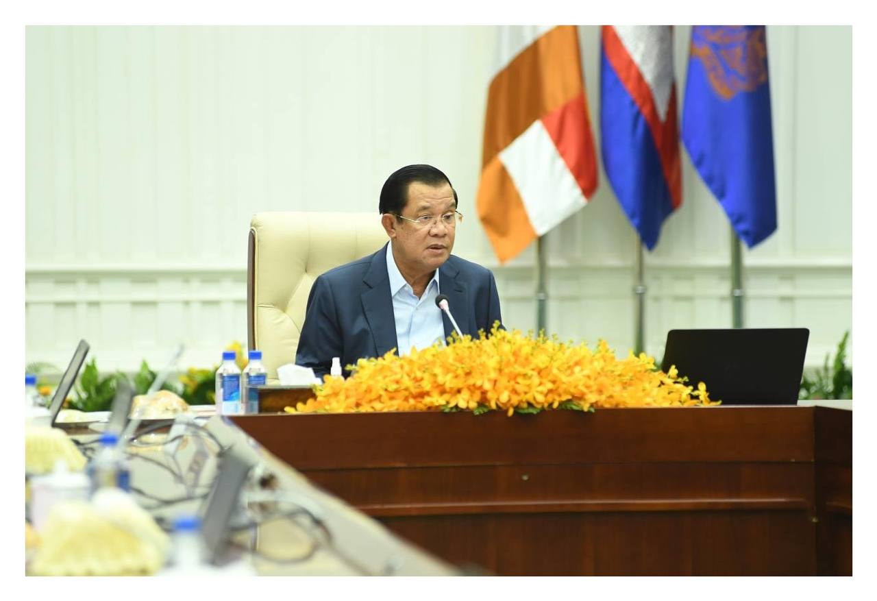សម្តេចតេជោ ហ៊ុន សែន បានណែនាំក្រសួងពាណិជ្ជកម្ម ត្រូវពិភាក្សាជាមួយក្រុមហ៊ុនឯកជន ដើម្បីគ្រប់គ្រងថ្លៃលក់រាយប្រេងឥន្ធនៈ និងរៀបចំស្តុកប្រេងឥន្ធនៈជាយុទ្ធសាស្រ្ត ខណៈដែលសភាពការណ៍អន្តរជាតិមានការវិវត្តប្រែប្រួលស្មុគស្មាញ