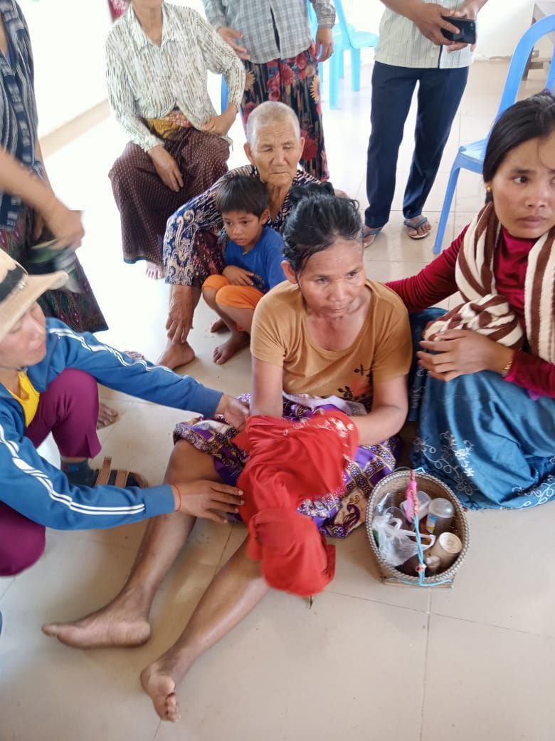 ក្រុមមន្ត្រីឧទ្យានុរក្សខេត្តឧត្តរមានជ័យ ចាប់សត្វខ្ទីងមួយក្បាល ដែលដេញវ័ធមនុស្សឲ្យរងរបួស ៣នាក់បានហើយ និងបានប្រគល់ទៅឲ្យក្រុមអភិរក្សសត្វព្រៃ បញ្ជូនទៅកាន់ភ្នំតាម៉ៅ