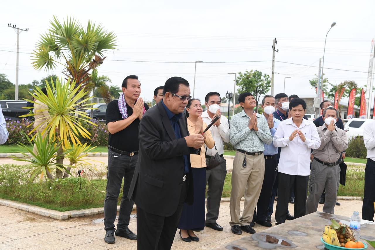 សម្តេចតេជោនាយករដ្ឋមន្រ្តី អញ្ជើញអុចធូបនៅរង្វល់មូលលោកតាក្រហមក ផ្លូវបំបែកខេត្តកំពង់ធំ មុនពេលបន្តដំណើរទៅកាន់ខេត្តសៀមរាប