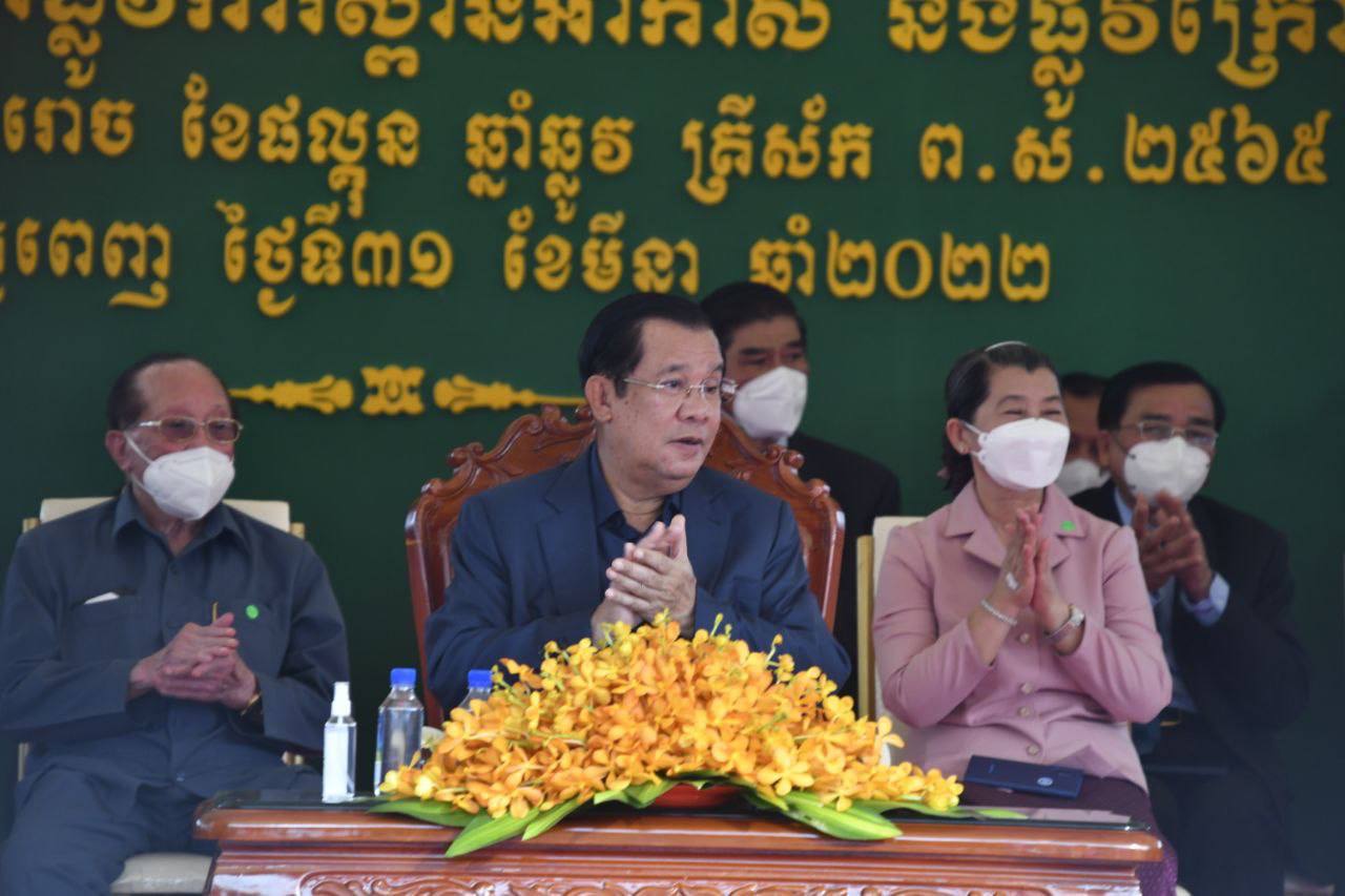 ព្រឹកនេះ សម្តេចតេជោ ហ៊ុន សែន អញ្ជើញសម្ពោធដាក់ឱ្យប្រើប្រាស់ហេដ្ឋារចនាសម្ព័ន្ធផ្លូវចំនួន ៣៨ខ្សែ នៅក្រុង-ខេត្តសៀមរាប