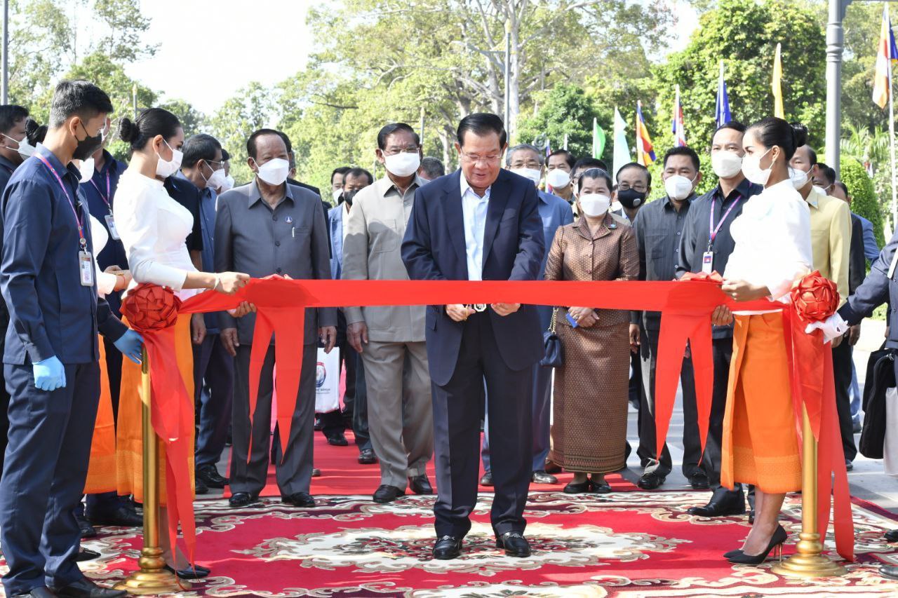 សម្តេចតេជោ ហ៊ុន សែន អញ្ជើញសម្ពោធដាក់ឱ្យប្រើប្រាស់ហេដ្ឋារចនាសម្ព័ន្ធផ្លូវចំនួន ៣៨ខ្សែ នៅក្រុង-ខេត្តសៀមរាប