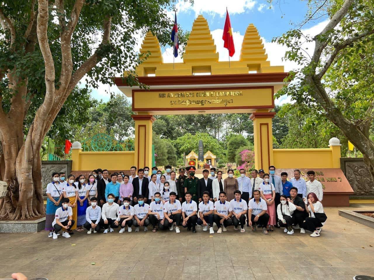 អគ្គកុងស៊ុល អនុព័ន្ធយោធា មន្ត្រីការទួត និងនិស្សិតកម្ពុជា ប្រចាំ ទីក្រុងហូជីមិញ ប្រទេសវៀតណាម គោរពវិញ្ញាណក្ខន្ធយុទ្ធ ជនពលី កម្ពុជាចំនួន ៤៩ រូប ដែលបានបញ្ចុះនៅបូជនីយដ្ឋាន ១២៥ នៃ ឃុំឡុងយ៉ាវ ស្រុកគឹមមី ខេត្តដុងណាយ