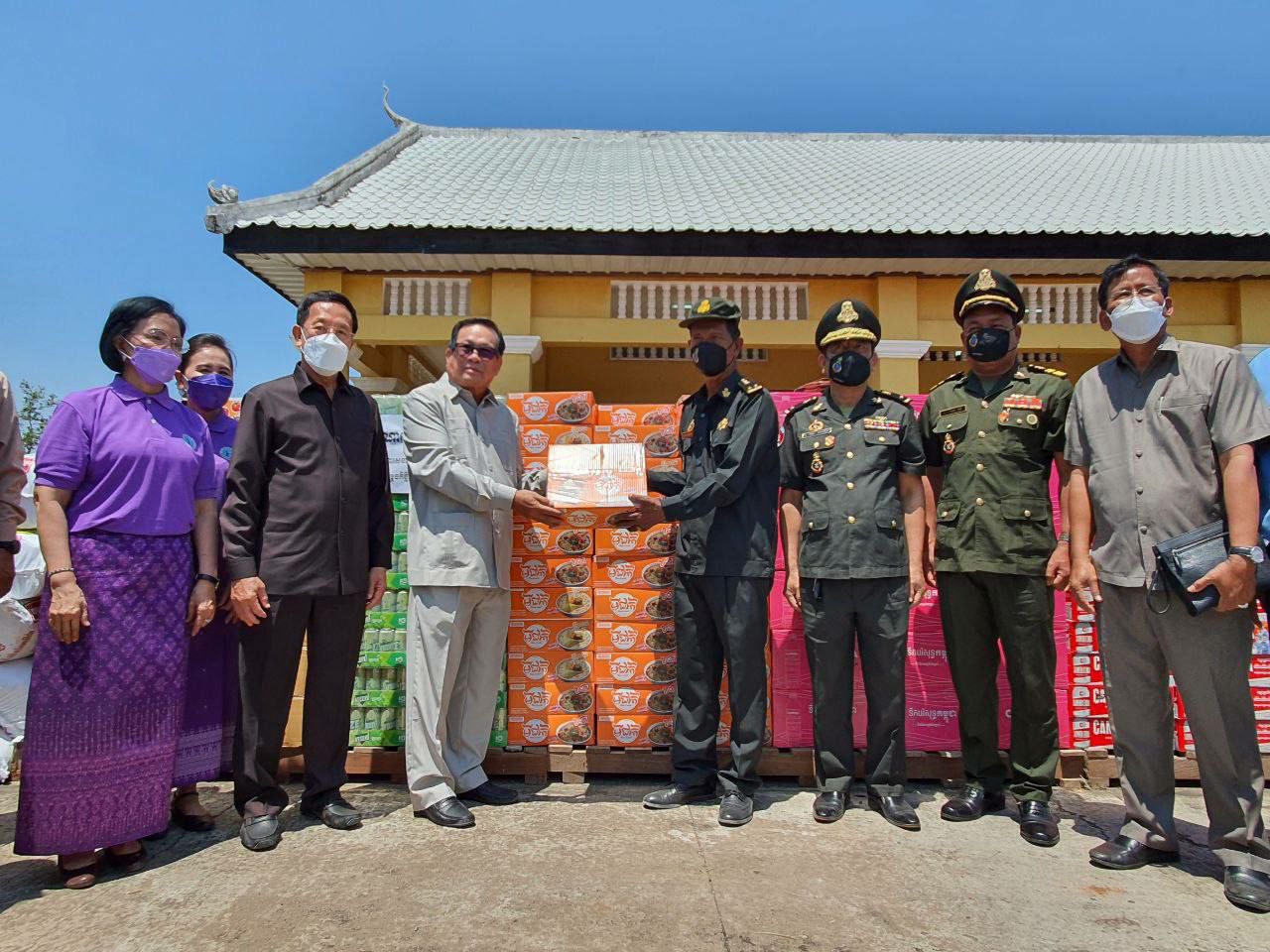 រដ្ឋមន្រ្តីក្រសួងការងារ ចុះសួរសុខទុក្ខ និងនាំយកអំណោយ ចែក ជូននាយទាហាន នាយទាហានរង ពលទាហាននៃ កងពលតូចអន្តរាគន៍លេខ៧