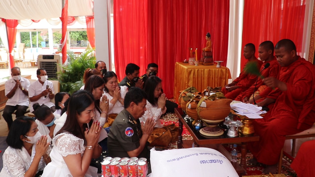 ថ្នាក់ដឹកនាំបញ្ជាការដ្ឋានតំបន់ប្រតិបត្តិការសឹករងកំពង់ធំ គោរពវិញ្ញាណក្ខ័ន្ធ សូត្រមន្តបង្សុកូល ឧទ្ទិសកុសលជូនដល់វិញ្ញាណក្ខន្ធកម្មាភិបាល និងយុទ្ធជន យុទ្ធនារី ដែលបានពលីជីវិតក្នុងសម័យសង្រ្គាម