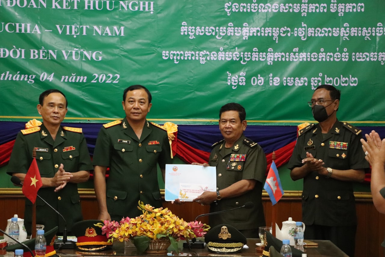 ប្រតិភូបញ្ជាការដ្ឋានយោធាខេត្តដុងណាយអញ្ជើញសាកសួរសុខទុក្ខនិងជូនពរក្នុងឱកាសចូលឆ្នាំថ្មីប្រពៃណីជាតិខ្មែរ នៅទីបញ្ជាការតំបន់ប្រតិបត្តិការសឹករងកំពង់ធំ