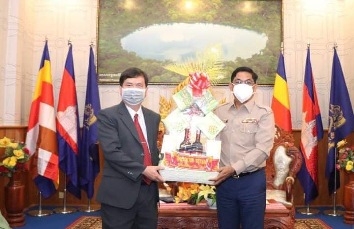 ថ្នាក់ដឹកនាំខេត្តកន្ទូម នៃប្រទេសវៀតណាម ជូនពរឯកឧត្តមអភិបាលខេត្តរតនគិរី ក្នុងឱកាសពិធីបុណ្យចូលឆ្នាំថ្មីប្រពៃណីជាតិខ្មែរ