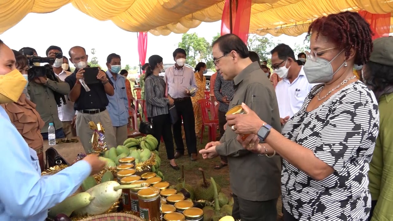ពិធីចុះកិច្ចព្រម ព្រៀងហិរញ្ញប្បទានឥតសំណងបំពេញ បន្ថែម ទុនវិនិយោគ រវាងគម្រោងពិពិធកម្មកសិកម្មកម្ពុជា ជាមួយ សហគមន៍កសិកម្មស្ទឹងត្រង់សែនជ័យ