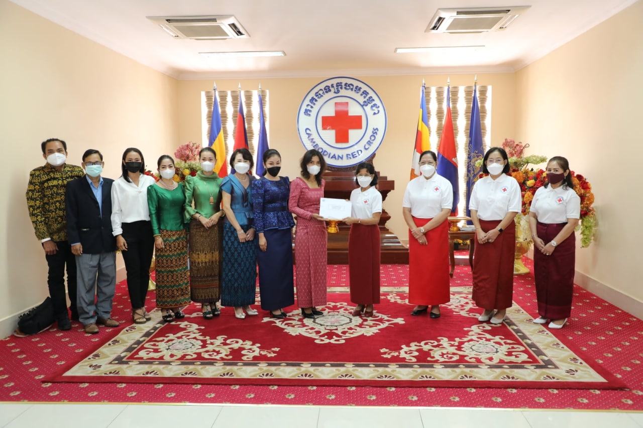 កាកបាទក្រហមកម្ពុជា ទទួលថវិកា និងអំណោយពីសមាគមន៍អភិរក្សដំរីខ្មែរអៃរាវត្តា ក្នុងឱកាសខួបទី១៥៩ ទិវាពិភពលោកកាកបាទក្រហម និងអឌ្ឍចន្ទក្រហម ៨ ឧសភា ឆ្នាំ២០២២