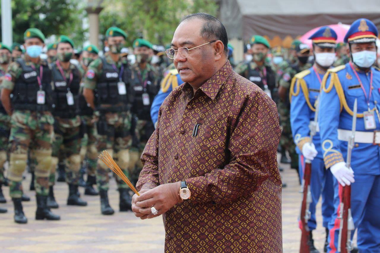 នាយឧត្តមសេនីយ៍ ហ៊ីង ប៊ុនហៀង អញ្ជើញគោរពវិញ្ញាណក្ខ័ន្ធកងអង្គរក្ស ឱកាសបុណ្យចូលឆ្នាំថ្មី