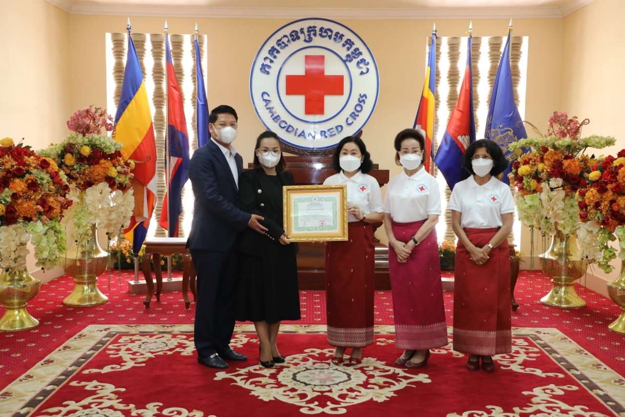 សប្បុរសជន-ក្រុមហ៊ុន ចំនួន ១៤ ឧបត្ថម្ភថវិកាចំនួន ៨១ម៉ឺនដុល្លារ តាមរយៈឯកឧត្តមកិត្តិបណ្ឌិត ហ៊ីង ប៊ុនហៀង ជូនកាកបាទក្រហមកម្ពុជា ដើម្បីអបអរទិវា ៨ ឧសភា ឆ្នាំ២០២២ លើកទី១៥៩