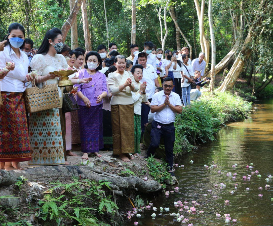 លោកជំទាវ កិត្តិសង្គហបណ្ឌិត ម៉ែន សំអន អញ្ជើញបួង សួងសុំសេចក្តីសុខ សេចក្តីចម្រើន ជូនដល់ប្រទេសជាតិ នៅលើខ្នងភ្នំគូលែន