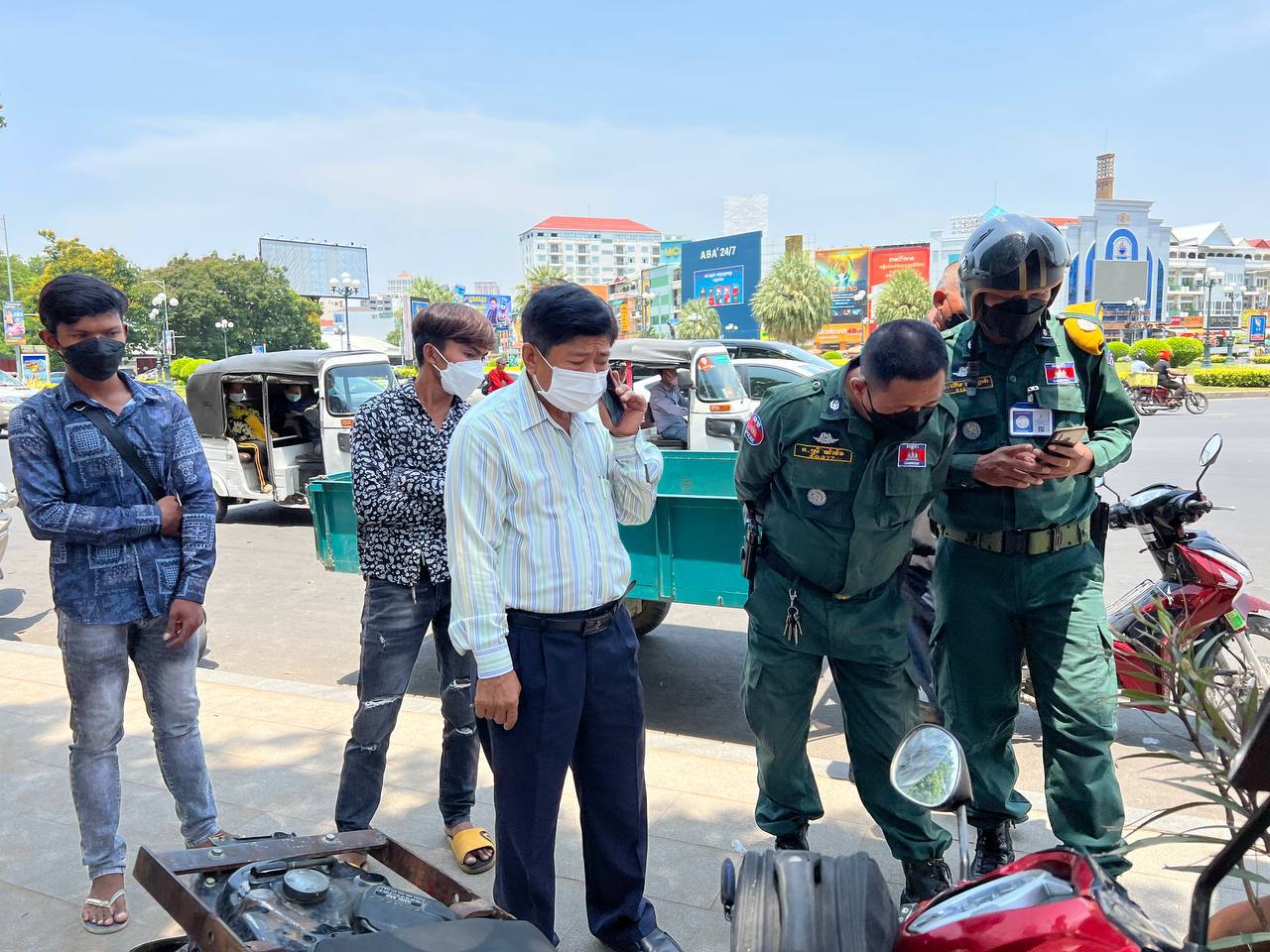 យុវជនម្នាក់ បើកបរម៉ូតូមិនពាក់មួកសុវត្ថិភាពខណៈពេលមកដល់គោលដៅចរាចរណ៍ សមត្ថកិច្ចហៅផាកពិន័យសួរនាំទើបដឹងថាជាចោរ ត្រូវបានឃាត់ខ្លួន