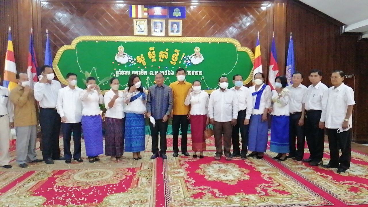 អភិបាលខេត្តកំពង់ឆ្នាំងថ្លែងអំណរគុណថ្នាក់ដឹកនាំមន្ត្រីរាជការកងកម្លាំងប្រដាប់អាវុធដែលពុះពារបំពេញភារកិច្ចរយៈពេលមួយឆ្នាំកន្លងទៅ