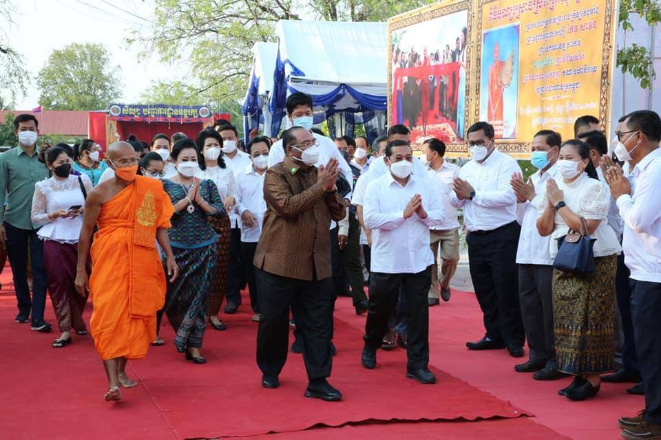 នាយឧត្តមសេនីយ៍កិត្តិបណ្ឌិត ហ៊ីង ប៊ុនហៀង និងលោកជំទាវអញ្ជើញស្រោចស្រពព្រះសុគន្ធវារីប្រគេនតែង តាំង និងប្រកាសព្រះរាជក្រឹត្យតែងតាំងព្រះមង្គលទិព្វលោកវង្សី កែវ សាវ៉ន ព្រះមេគុណខេត្តតាកែវ