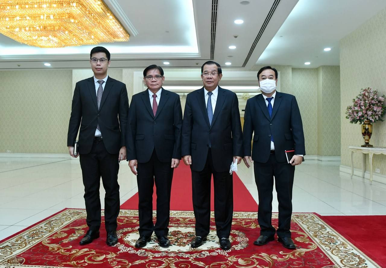 សម្តេចតេជោ ហ៊ុន សែន អនុញ្ញាតឱ្យឯកអគ្គរដ្ឋទូតឡាវ ចូលជួបសម្តែង​ការគួរសម និងពិភាក្សា ការងារព្រឹកនេះ នៅវិមានសន្តិភាព(មានវីដេអូ)