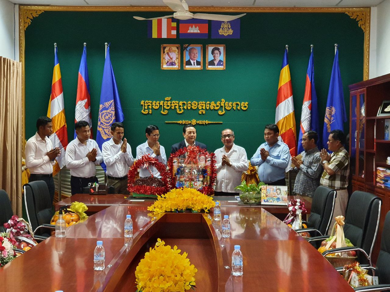 ថ្នាក់ដឹកនាំមន្ទីរ អង្គភាព អាជ្ញាធរក្រុង ស្រុក និងវិស័យឯកជន បានអញ្ជើញចូលជួបសម្តែងនូវការគោរពជូនពរដល់ថ្នាក់ដឹកនាំខេត្ត ក្នុងឱកាសបុណ្យចូលឆ្នាំថ្មីប្រពៃណីជាតិខ្មែរ