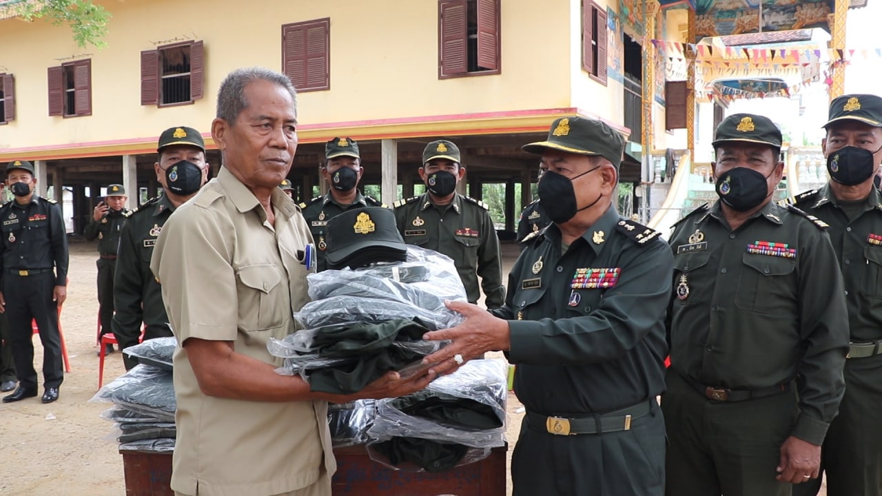ឧត្តមសេនីយ៍ទោ សោម ស៊ុន បំពាក់ឯកសណ្ឋានជូនប្រជាការពារ នៅឃុំបន្ទាយស្ទោង