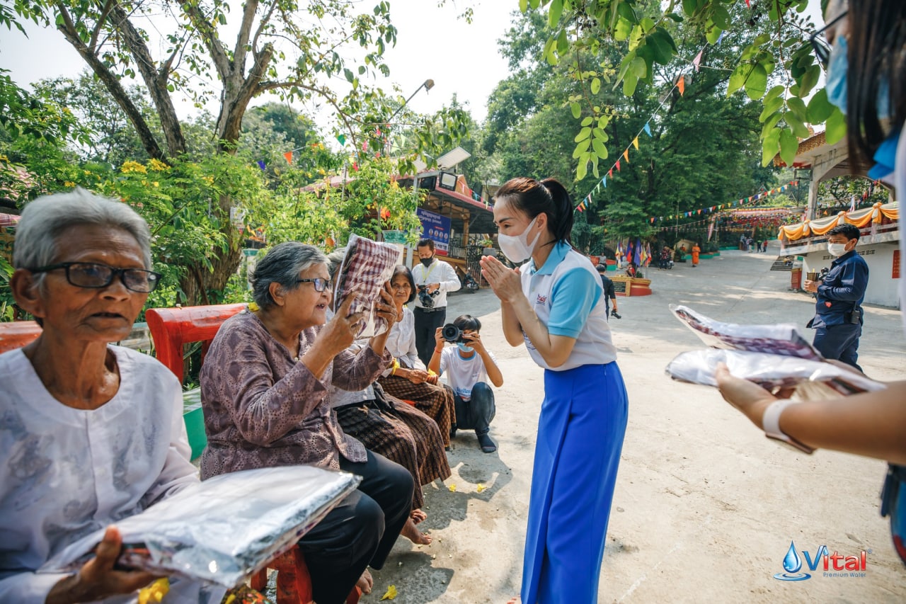 ដូនចាស់ជរាក្រីក្រជាង ១០០នាក់រស់នៅខេត្តបន្ទាយមានជ័យ បានទទួលអំណោយសប្បុរសធម៌ពីមូលនិធិ២៥រៀលរបស់ក្រុមហ៊ុនទឹកពិសាវីតាល់