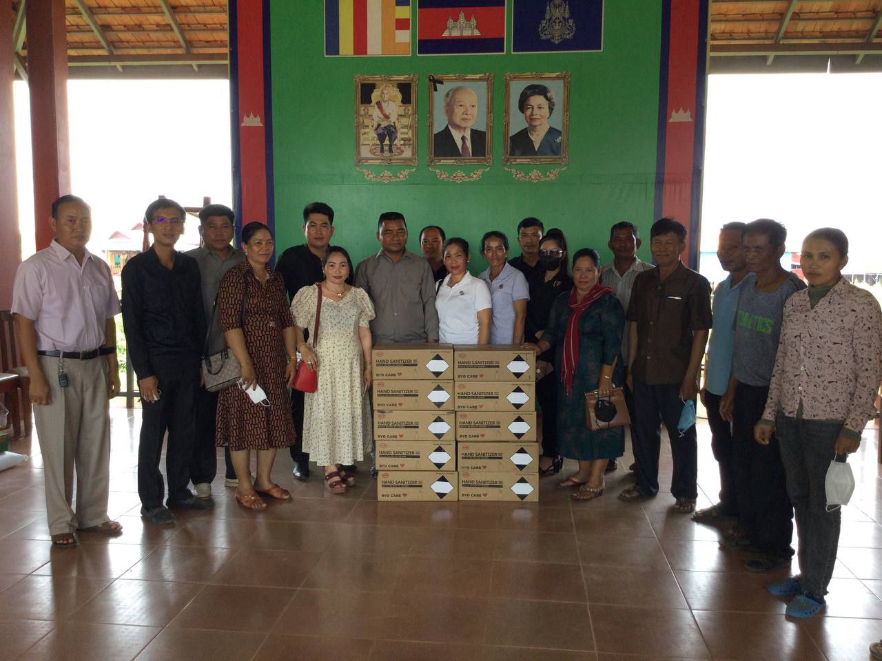ចាស់ជរាចំនួន ៤០នាក់ រស់នៅក្នុងសង្កាត់ចុងឃ្នៀស ខេត្តសៀមរាប បានទទួលអំណោយឧត្តមសេនីយ៍ត្រី ច័ន្ទ សុខុន មេបញ្ជាការ កងពលតូចអន្តរាគមន៍លេខ៨ ក្នុងឱកាសបុណ្យចូលឆ្នាំថ្មីប្រពៃណីជាតិ