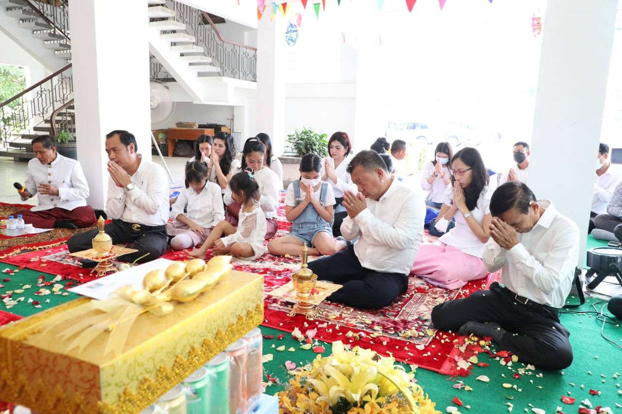 ថ្នាក់ដឹកនាំស្ថានីយវិទ្យុ និងទូរទស្សន៍អប្សរា សូត្រមន្តចម្រើនព្រះបរិត្ត ប្រោះព្រំលើករាសី នាំសិរីសួស្តី និងអាហារសាមគ្គីជាមួយបុគ្គលិក ស្វាគមន៍សង្ក្រាន្ត ឆ្នាំថ្មី