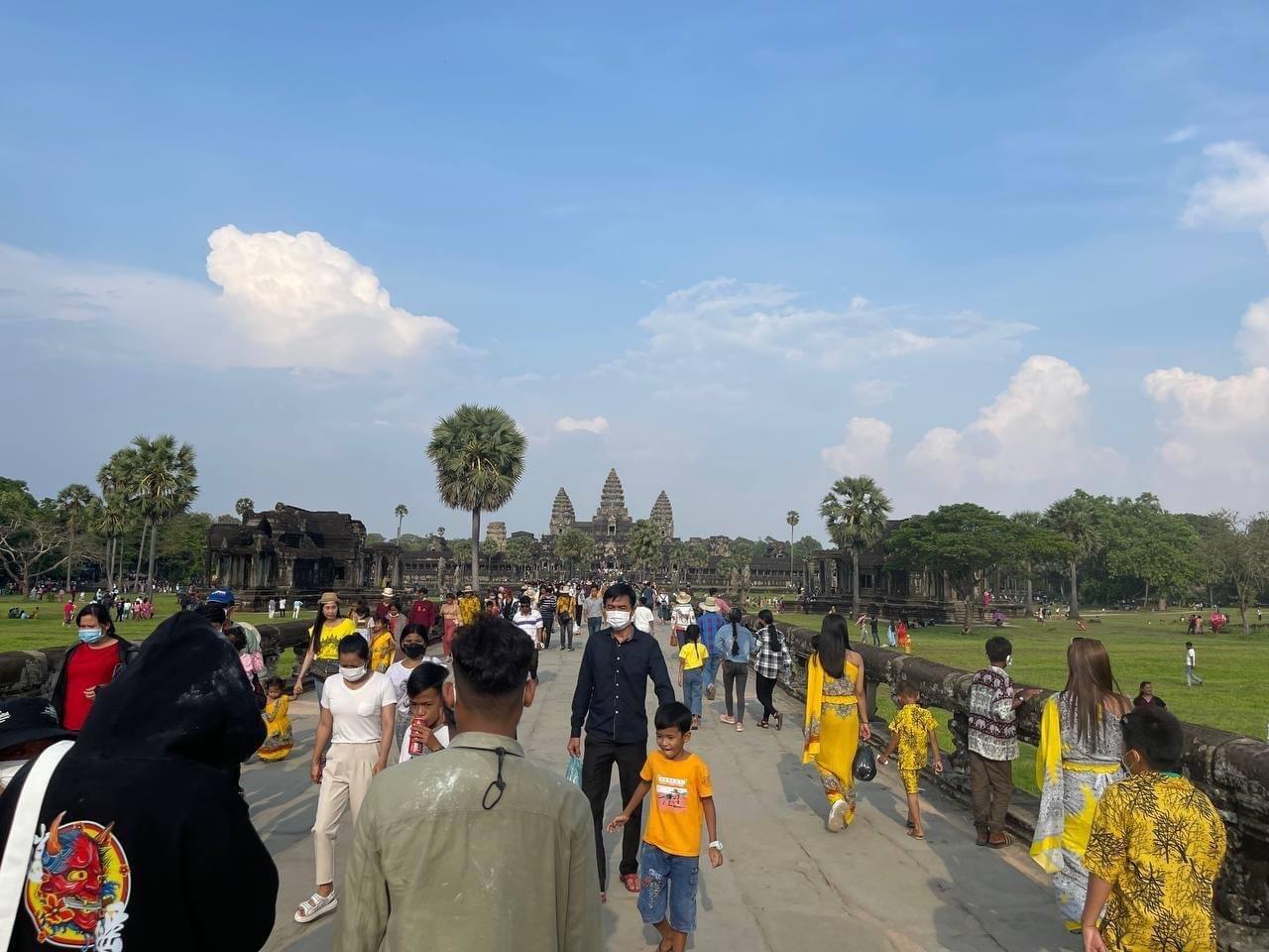 នៅថ្ងៃទី២ នៃពិធីបុណ្យចូលឆ្នាំ ភ្ញៀវទេសចរច្រើនកុះករបានទស្សនារមណីយដ្ឋានអង្គរ