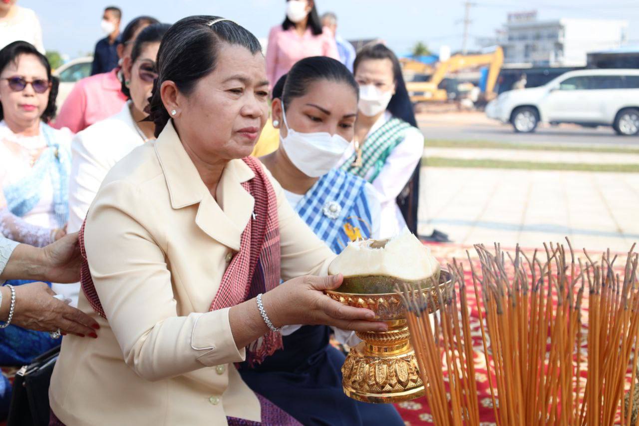 លោកជំទាវកិត្តិសង្គហបណ្ឌិត ម៉ែន សំអន អញ្ជើញអុជធូបបួងសួងសុំសេចក្តីសុខ សេចក្តីចម្រើនជូនព្រះរាជាណាចក្រកម្ពុជា