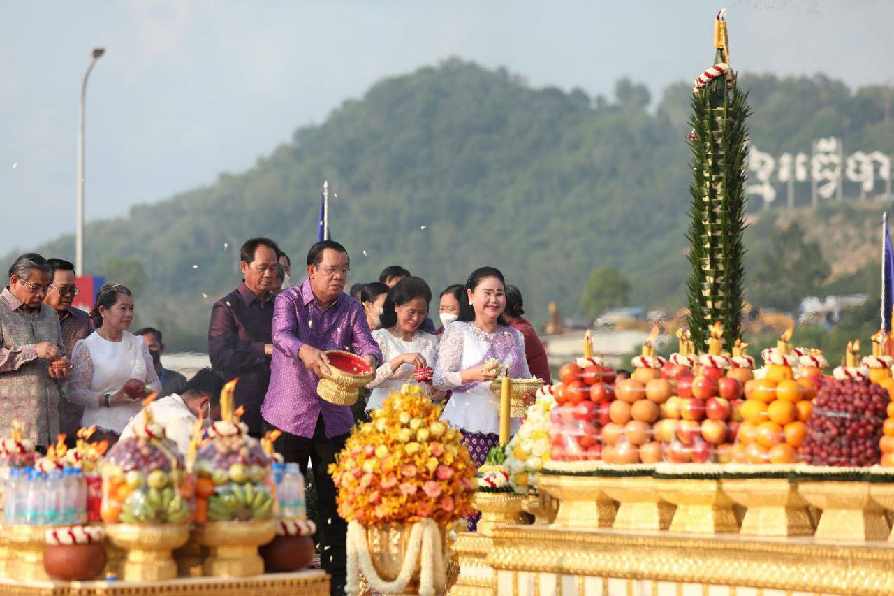 សម្ដេចតេជោ ហ៊ុន សែន៖  ពលរដ្ឋខ្មែរ សប្បាយពេលបុណ្យចូលឆ្នាំដូចៗគ្នា គ្មានសញ្ញារើសអើង ឬបែងចែកបក្សនយោបាយឡើយ