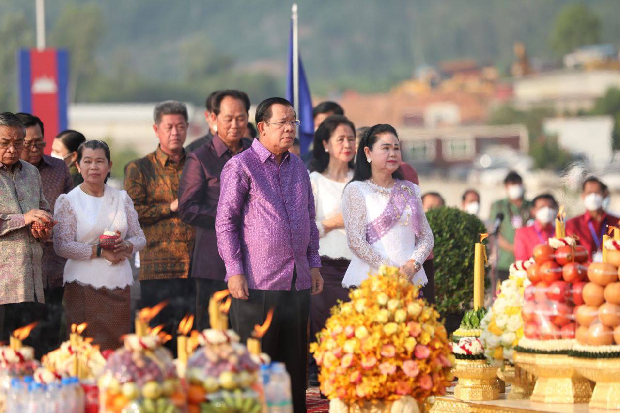 សម្តេតេជោ ហ៊ុន សែន និងសម្តេចកិតិ្តព្រឹទ្ធបណ្ឌិត អញ្ជើញ ជាអធិបតីដ៏ខ្ពង់ខ្ពស់ក្នុងពិធីអភិសេករូបសំណាក “ ព្រះថោង នាងនាគ ”នៅខេត្តព្រះសីហនុ