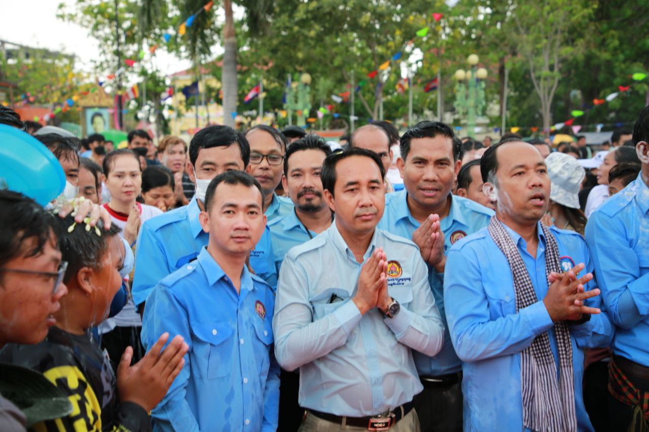 ប្រជាពលរដ្ឋជាងកន្លះលាននាក់ មកចូលរួមអបអរក្នុងពិធីស្រង់ព្រះ នៅខាងមុខសាលាខេត្តកំពង់ចាម