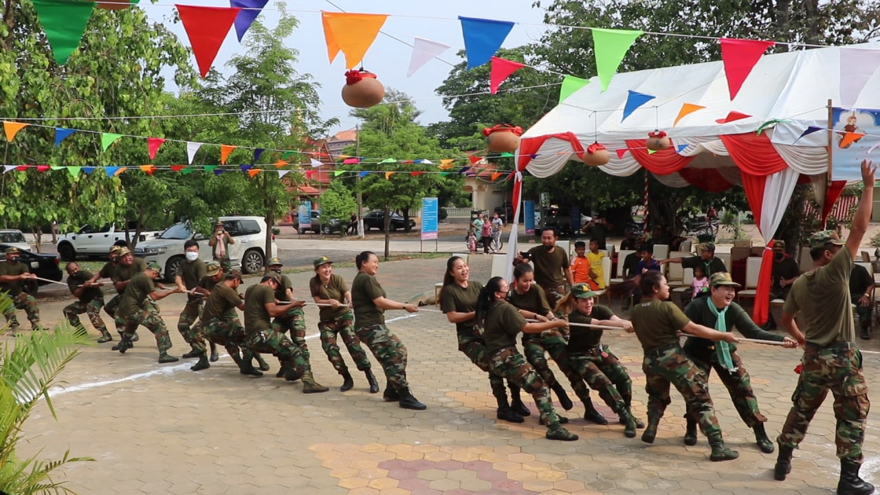 បញ្ជាការដ្ឋានតំបន់ប្រតិបត្តិការសឹករងកំពង់ធំ នៅតែថែរក្សាទំនាមទំលាប់ល្បែងប្រជាប្រិយក្នុងពិធីបុណ្យចូលឆ្នាំ ប្រពៃណីជាតិខ្មែរ