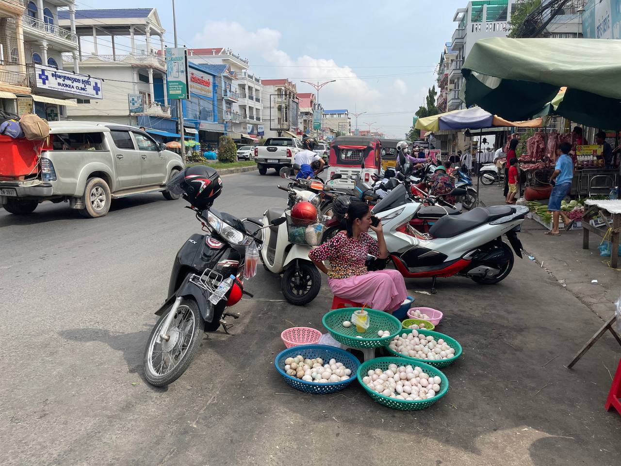 ដងផ្លូវមុនីរ៉េត ត្រូវបានរំខានដោយការលក់ដូរ គ្មានសណ្តាប់ធ្នាប់